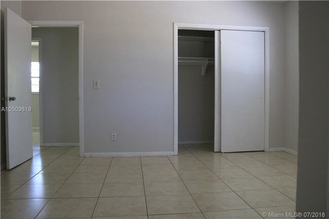 Foto del edificio - 711 NE 177th St