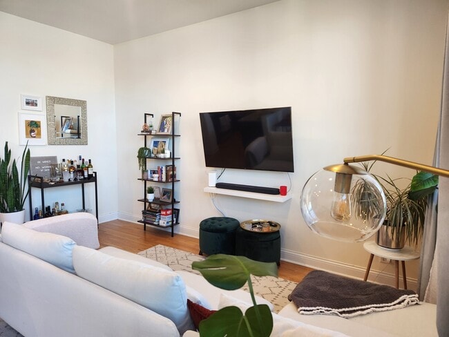 Building Photo - 918 W Belmont Ave