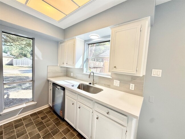 Foto del edificio - 5359 Friar Tuck Dr