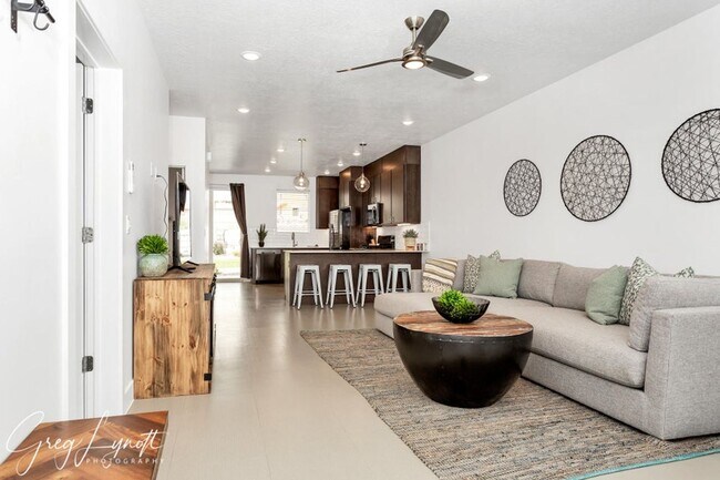 Building Photo - PET FRIENDLY!! Just bring your toothbrush!...