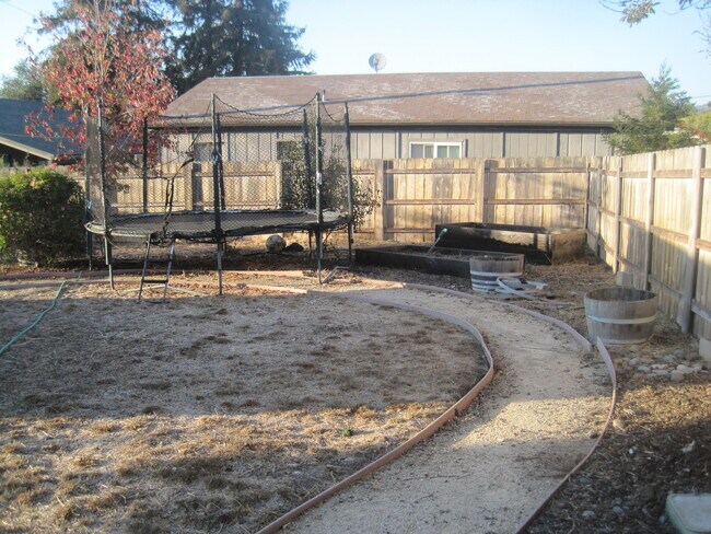 Building Photo - Pet Friendly Charmer in SLO!