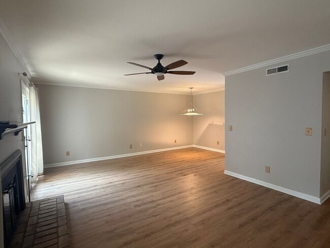 Building Photo - Beautifully Updated Brentwood Pointe Townhome