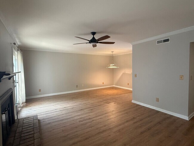 Foto del edificio - Beautifully Updated Brentwood Pointe Townhome