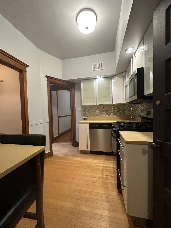 Photo - 1949 W Grace St (Chicago, IL)