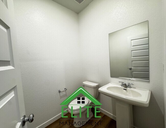 Foto del edificio - Welcome home to a brand-new two-story resi...