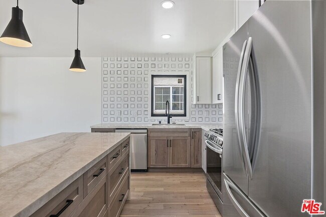 Building Photo - 6405 Ocean Front Walk