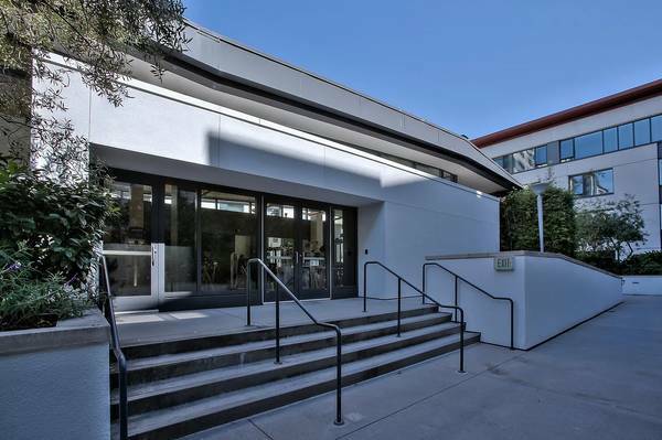 Building Photo - 250 King St