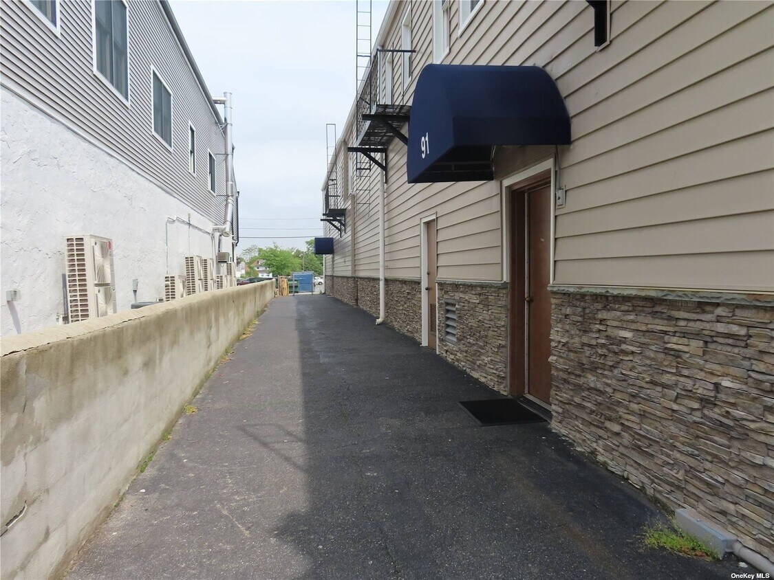 9193 Deer Pk Ave Unit 2, Babylon, NY 11702 Room for Rent in Babylon