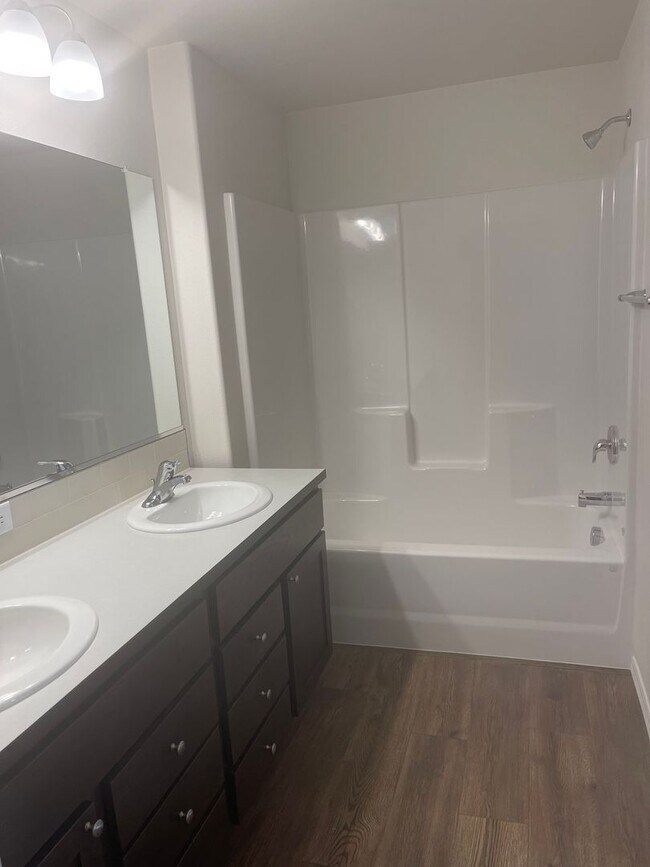 Building Photo - Eugene 3 Bed 2.5 Bath, 2 Story Single Fami...