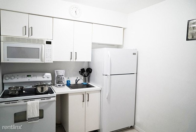 Building Photo - Studio, 1 bath  - 4605 N Ocean Dr