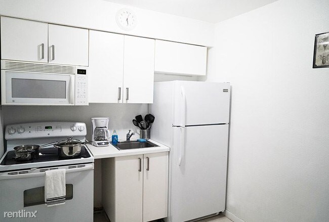 Foto del edificio - Studio, 1 bath  - 4605 N Ocean Dr
