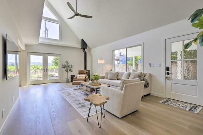 Foto del edificio - 1155 Grape Ln