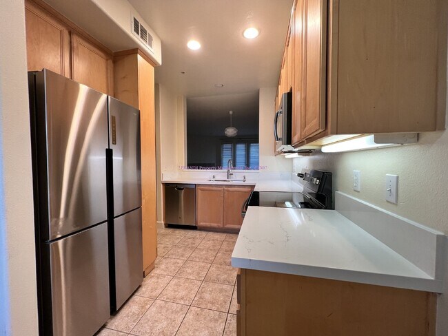 Building Photo - Centrally Located Townhouse In Quaint Buil...