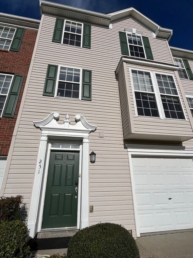 Foto del edificio - 2 Bedroom/ 2.5 Bath Townhome with 1 Car Garage, Laminate Floors, Minutes to Bellevue and Nashvill...