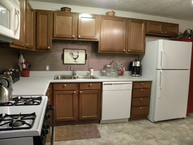 Kitchen - 301 W Apache St