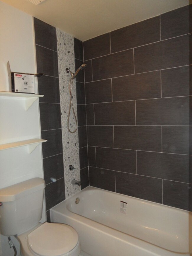 Building Photo - 2BED/2BATH