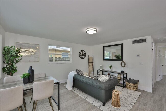 Foto del edificio - 2028 N Betty Ln