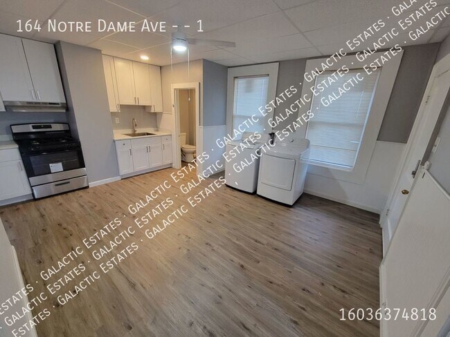 Building Photo - Renovated 3 bed 1st floor west side of Man...