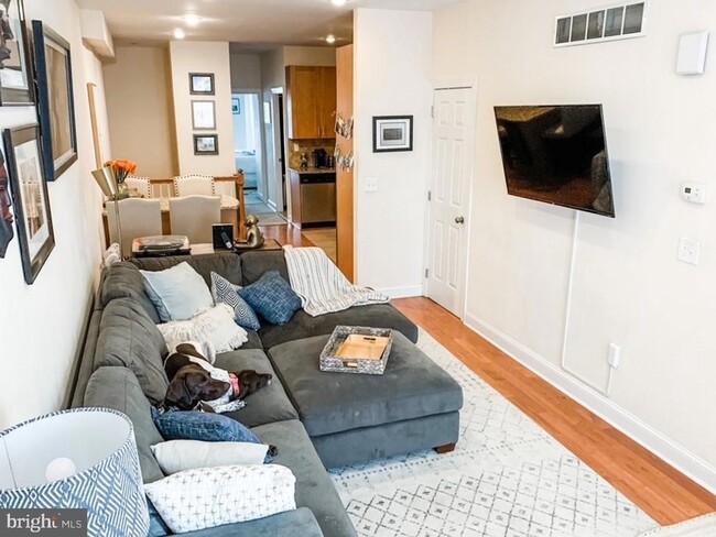Foto del edificio - 2339 Catharine Street Unit A