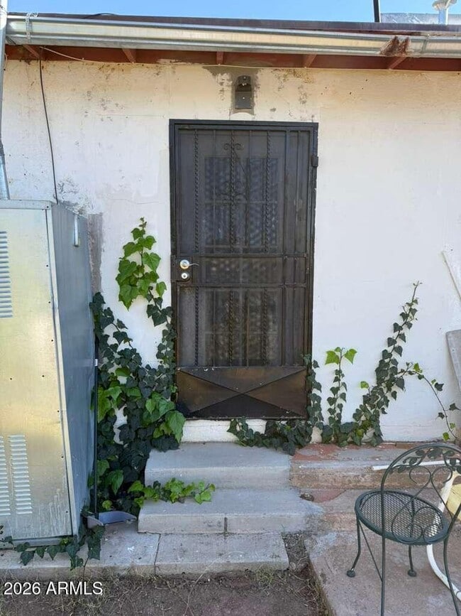 Building Photo - 936 E 8th St