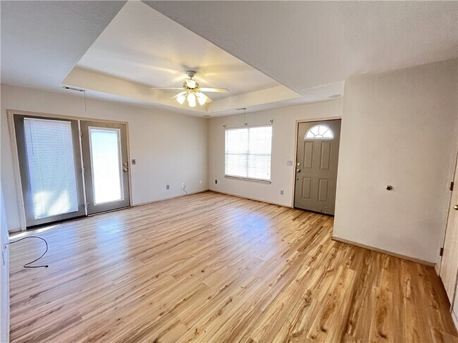Foto del edificio - 884 N Daisy Ln