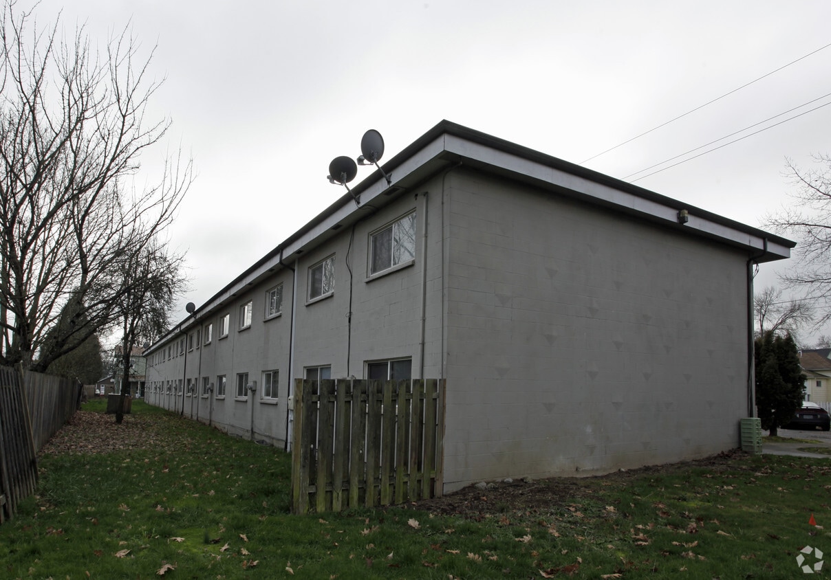 Building Photo - Rivercrest Apartments