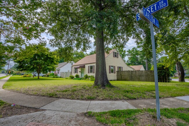 Building Photo - 1301 Sunset Dr
