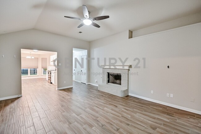 Foto del edificio - Well Maintained and Tastefully Updated 3/2...