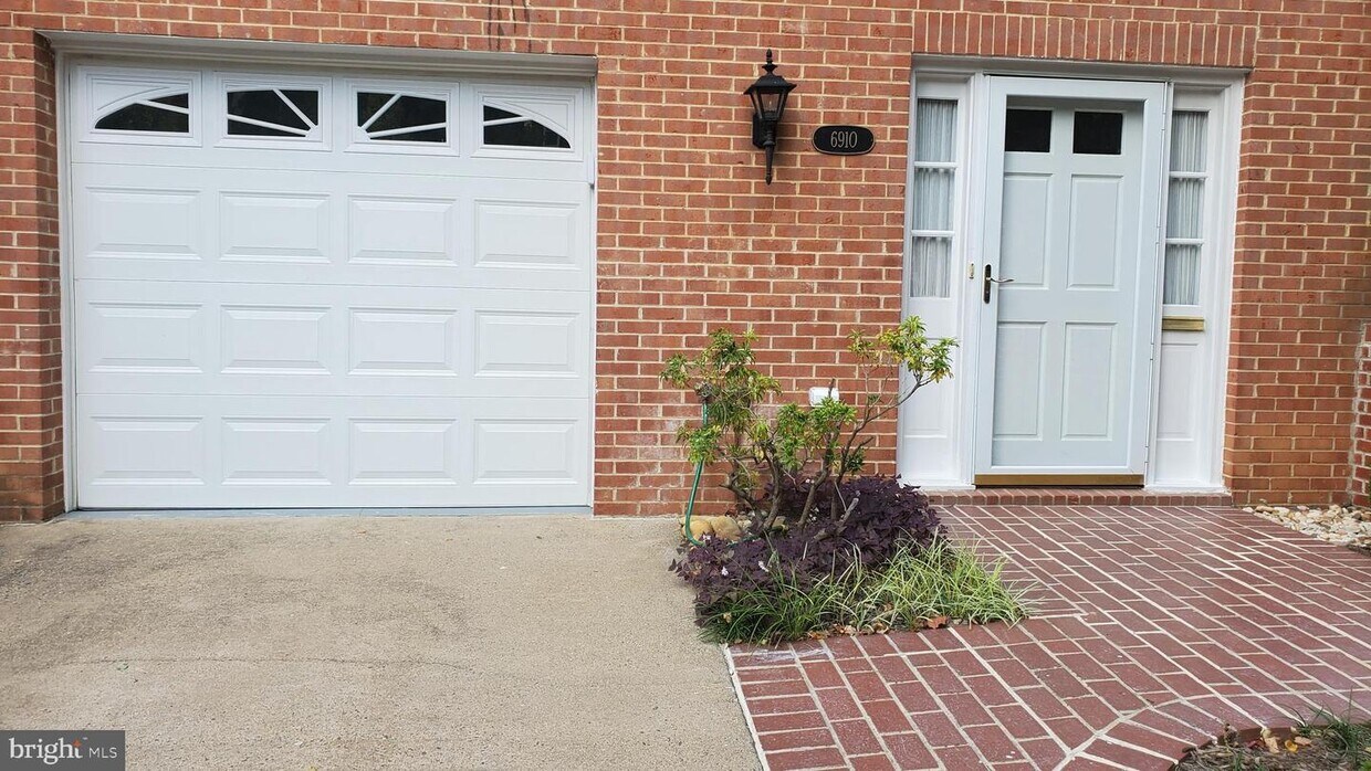 Foto principal - 6910 Mclean Park Manor Ct