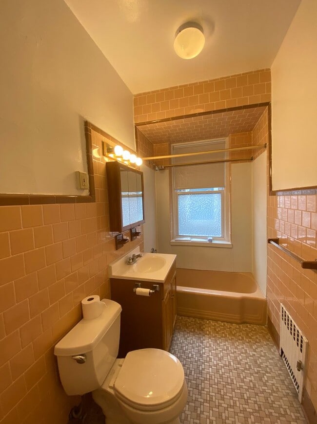 Foto del edificio - No brokers Fee, No Security Deposit, Heat Hot Water Included, Steps from the T Stop, Parking for ...