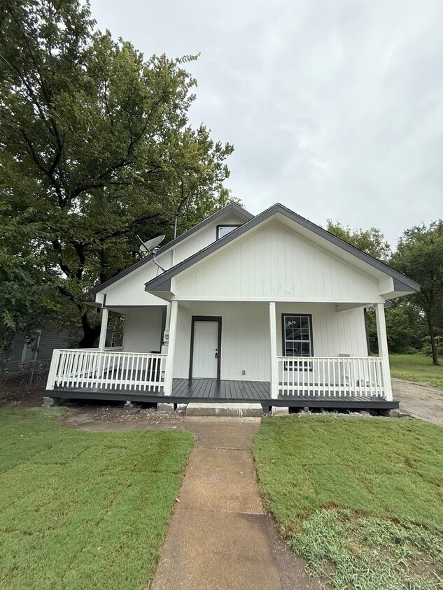 Primary Photo - 323 W Cherry St