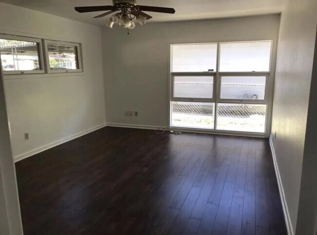 Foto del edificio - Room in House on Nash Blvd