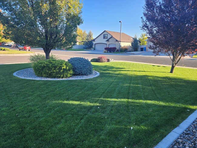 Building Photo - Beautiful, Spacious North Twin Falls Home