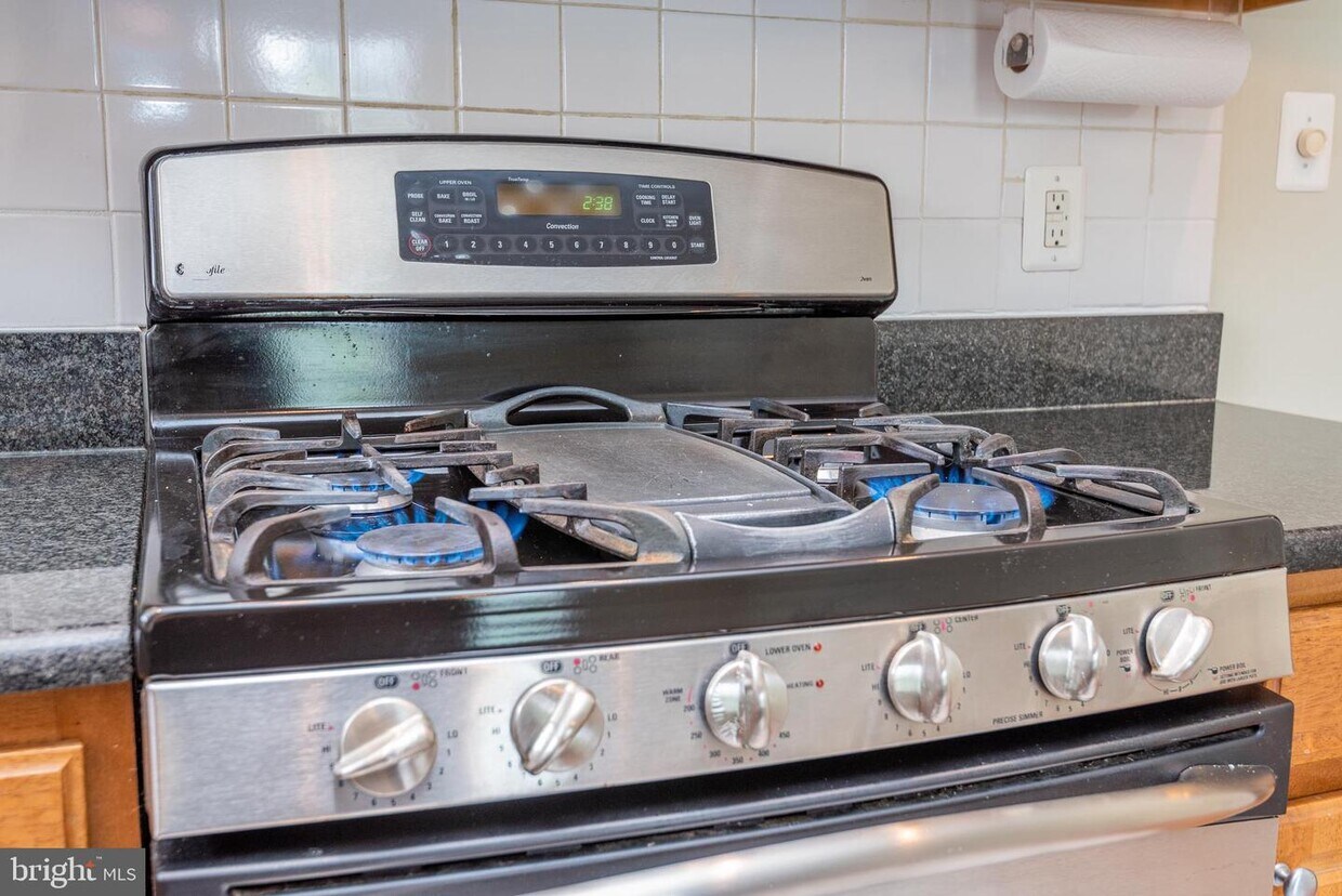 Foto principal - 1711 35th St NW