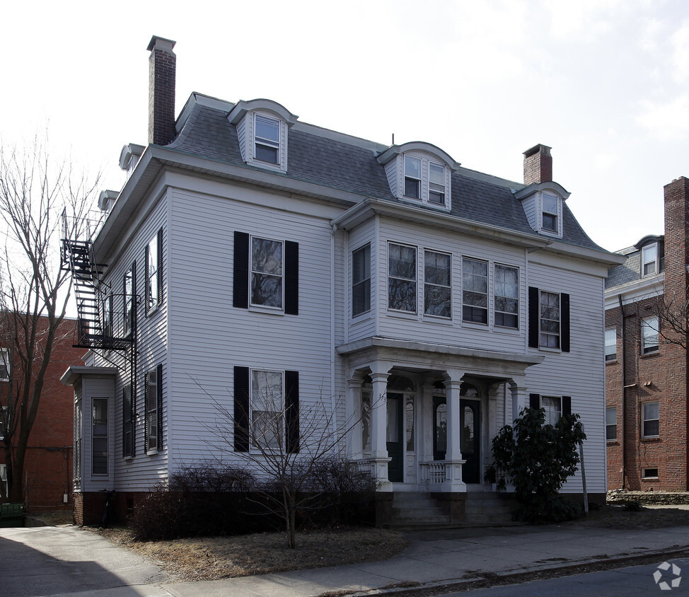 Building Photo - 371-373 Angell St