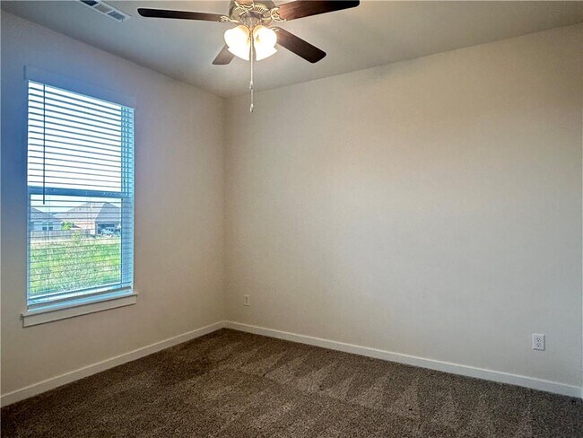 Foto del edificio - 4825 W Triangle St