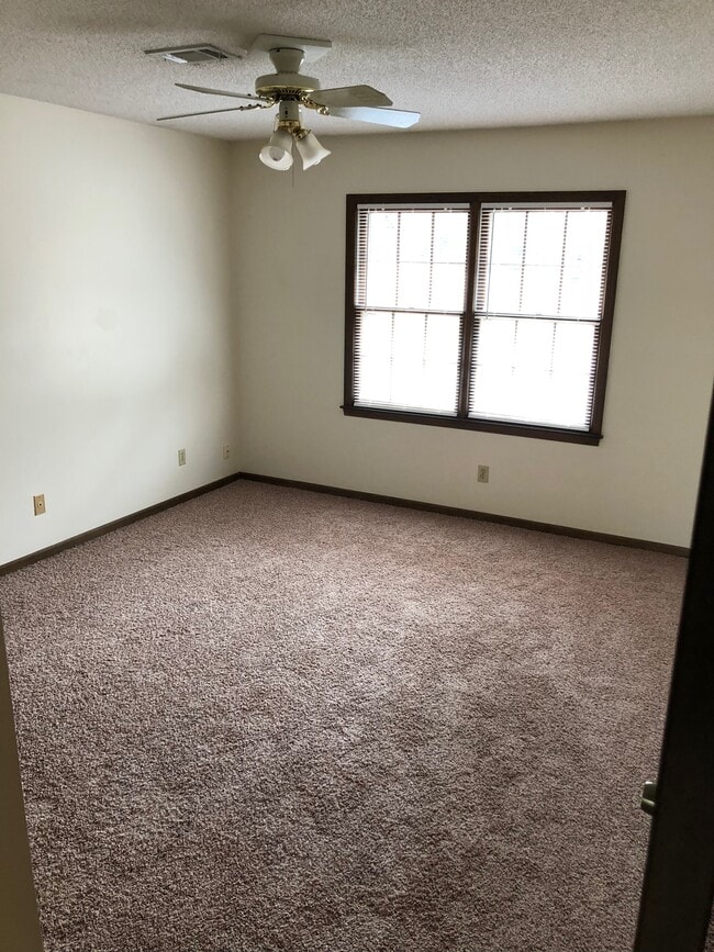 Building Photo - 2040 Pineview Dr