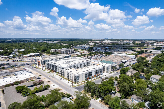 Foto del edificio - Travis Flats Apartment Community