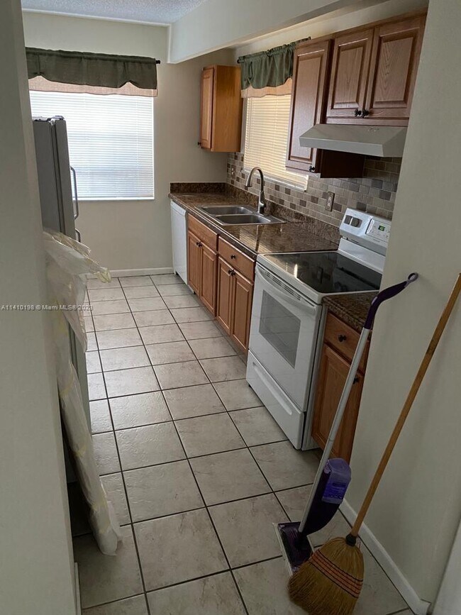 Foto del edificio - 2261 SE 27th Dr