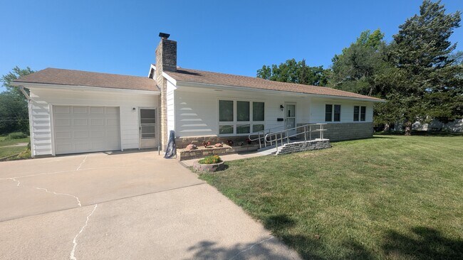 Foto del edificio - 2221 Millwood Dr