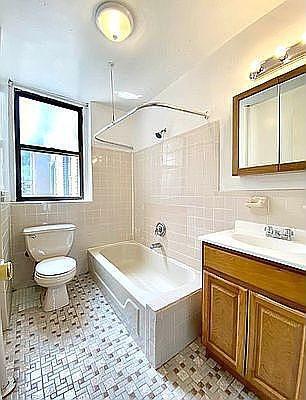 Foto del edificio - 3 bedroom in BRONX NY 10463