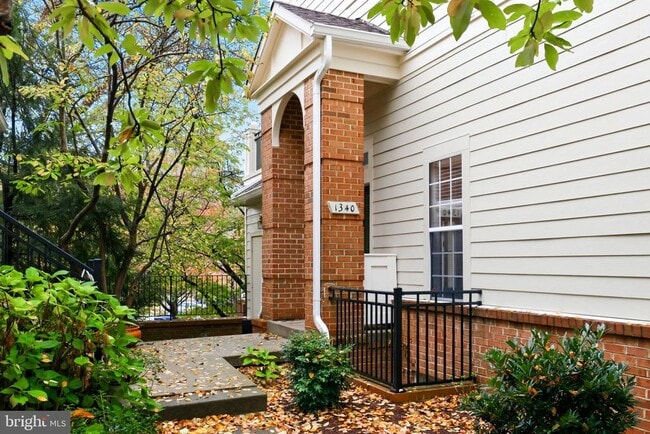 Foto del edificio - 1340 Garden Wall Cir