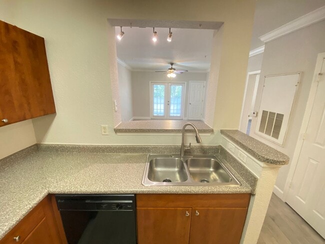 Building Photo - Downtown stunner! 1-Bed / 1-Bath in the Gr...