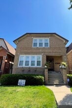 Building Photo - 5133 W Wrightwood Ave