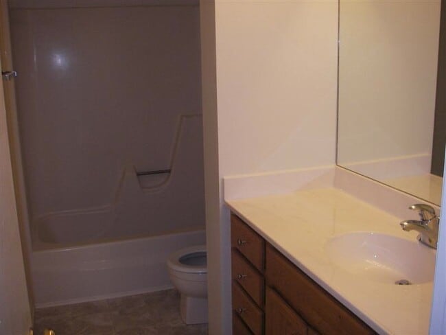 Building Photo - 1003 Lyndale Dr