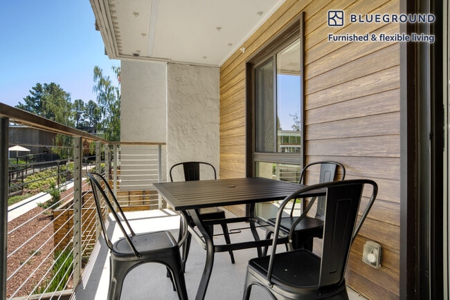 Building Photo - 350 Sharon Park Dr