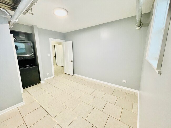 Foto del edificio - 2300 W Granville Ave