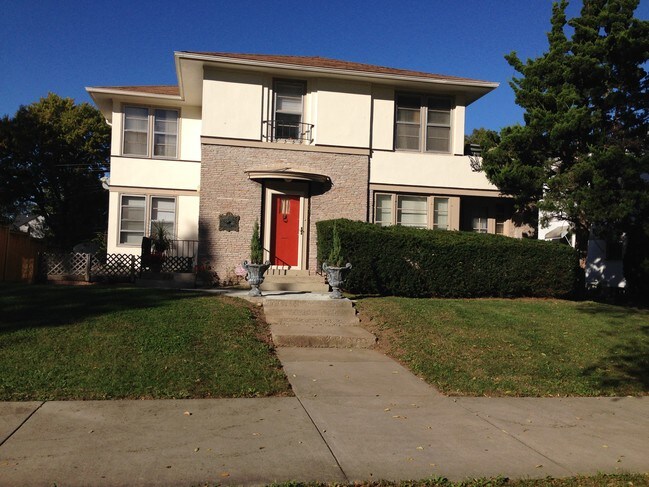 On boulevard in trendy Brookside - 632 E Meyer Blvd