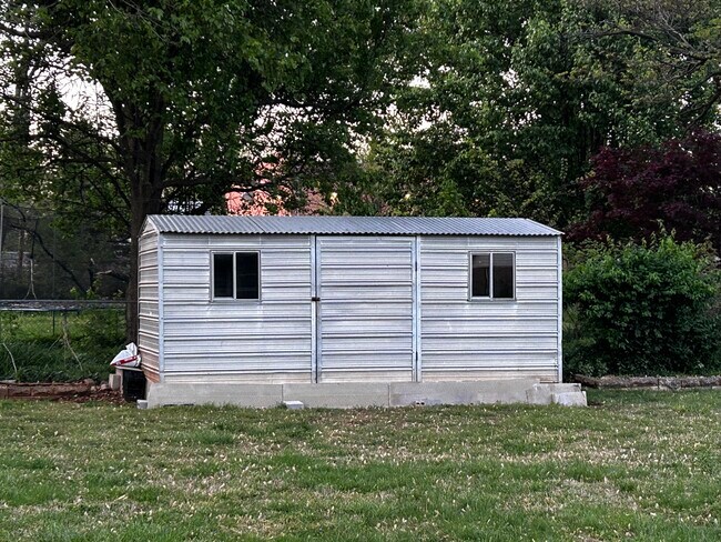 Storage shed in back yard - 537 E Glenwood St