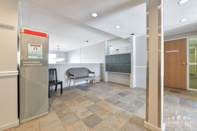 Photo du bâtiment - Walkable 2 Bed Condo in South Surrey Across from Semiahmoo Library and Steps to Shopping and Parks